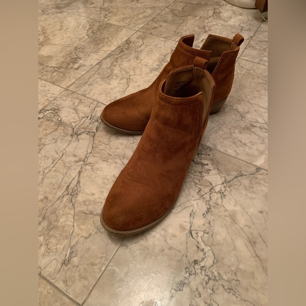Journee Collection Women’s “Lola” Brown Faux Suede Ankle Boot Sz. 6.5